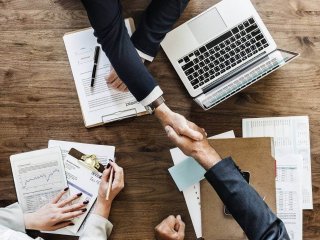 Accompagnement-SPEC Chez SPE Communication, quand nous faisons affaire avec un client, nous lui serons la main pour le remercier et lui montrer notre gratitude. Agence digitale à Aix-en-Provence